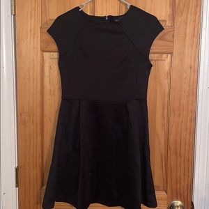 🌟 3 for $20! 
Black short sleeve skater dress